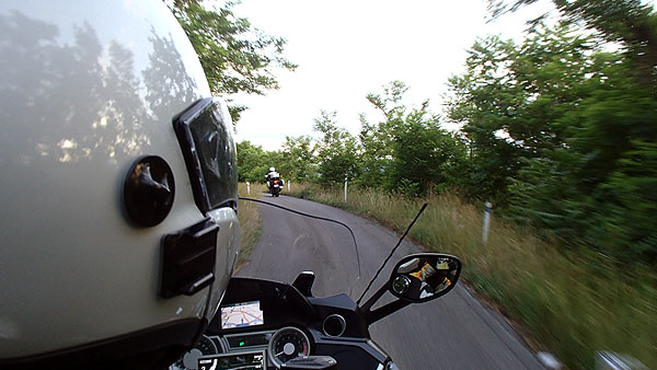 河川敷きの中の道